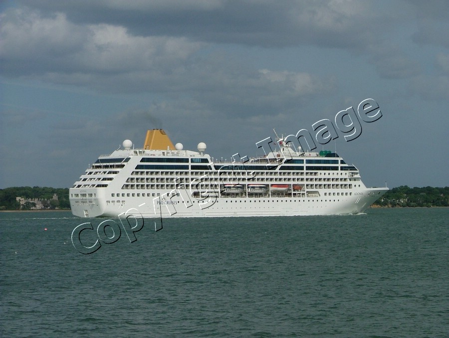 Passing Hythe Pier - maiden departure 22nd May 2011